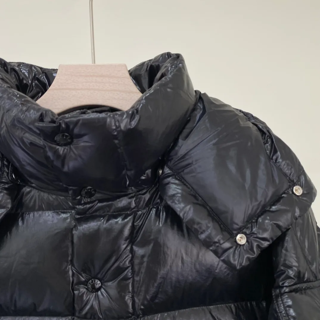 P390 Moncler/ 2026 70 、 。 DNA ， ， 。 Classic ， 、 。 Classic 70 。 Quality， 90 ，Premium Quality ， ，Black ！ Sizes M-3XL